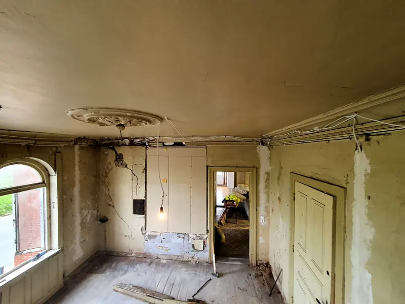 Altbau-Sanierung mit neuen Trockenbauwänden – Bestand