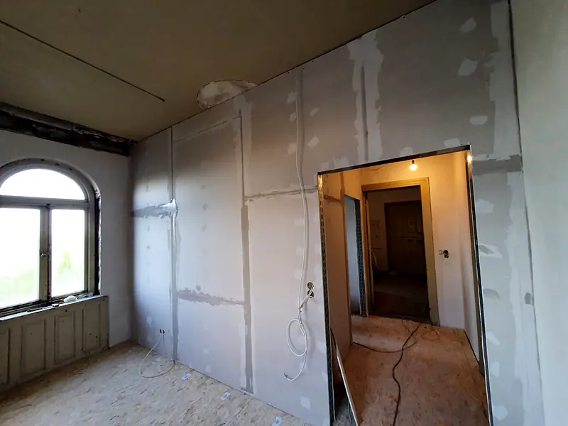 Altbau-Sanierung mit neuen Trockenbauwänden – Neuer Durchgang, beplankt