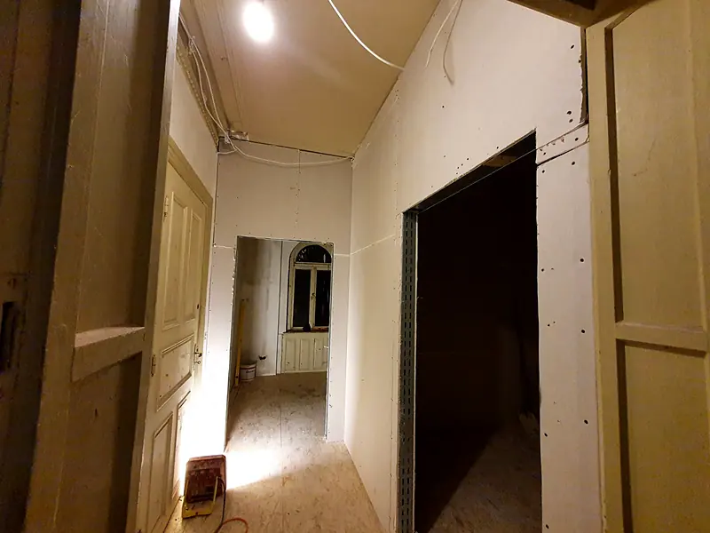 Altbau-Sanierung mit neuen Trockenbauwänden – Flur mit Gipskarton beplankt