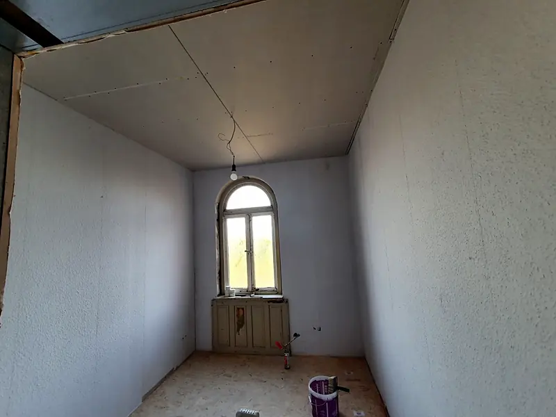 Altbau-Sanierung mit neuen Trockenbauwänden – vorher
