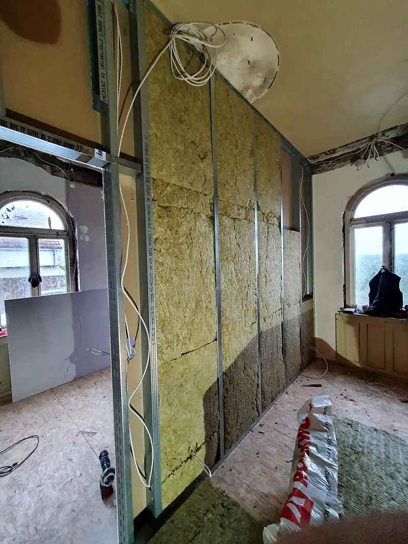 Altbau-Sanierung mit neuen Trockenbauwänden – Gefache mit Mineralwolle gedämmt