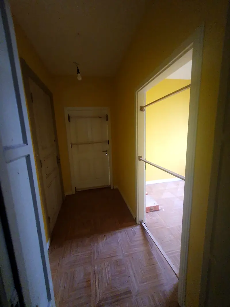 Altbau-Sanierung mit neuen Trockenbauwänden – Fertiger Flur