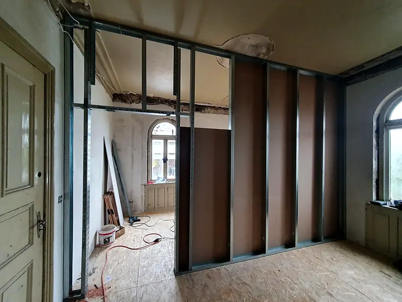 Altbau-Sanierung mit neuen Trockenbauwänden – Ausbau