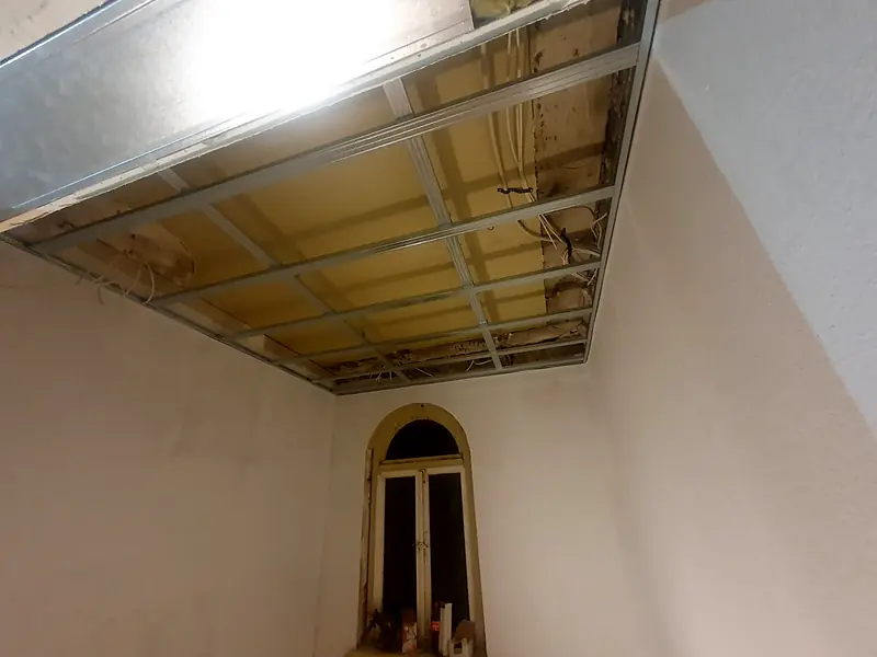 Altbau-Sanierung mit neuen Trockenbauwänden – Abgehängte Decke – Unterkonstruktion und Beplankung