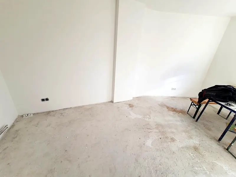 Wohnungsrenovierung: Putz, Spachtel und neuer Holzboden – vorher