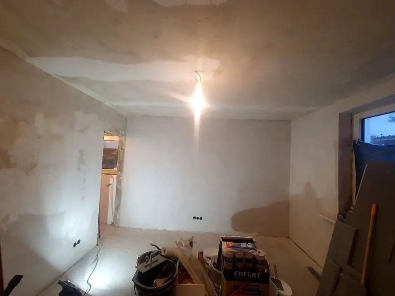 Spachtel & Anstrich – Projekt „Wohnungsrenovierung: Putz, Spachtel und neuer Holzboden“