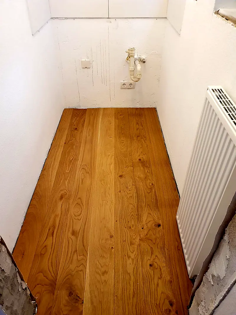 Wohnungsrenovierung: Putz, Spachtel und neuer Holzboden – Neuer Boden im Nebenraum