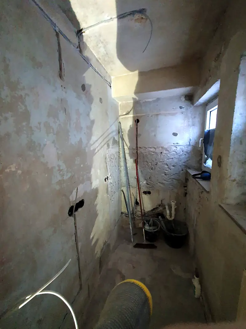 Wohnungsrenovierung: Putz, Spachtel und neuer Holzboden – Nebenraum im Rohzustand