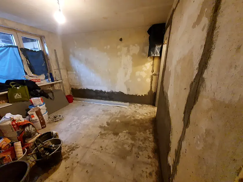 Wohnungsrenovierung: Putz, Spachtel und neuer Holzboden – Putz wird ergänzt