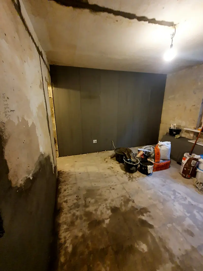 Wohnungsrenovierung: Putz, Spachtel und neuer Holzboden – Ausgangszustand: Rohzustand mit Putzausbesserungen
